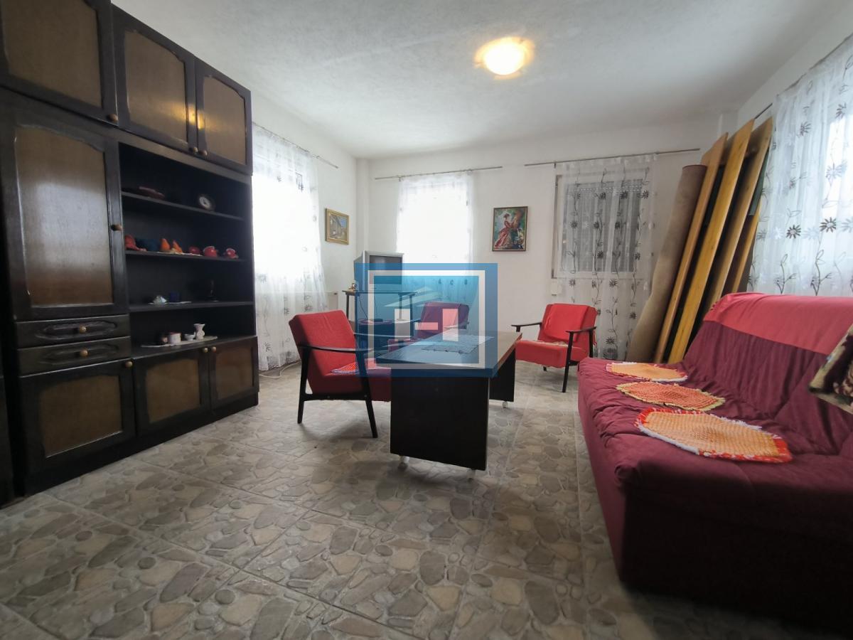 Vikendica sa velikim dvorištem i pomoćnim objektima u srcu Ravne Reke 1