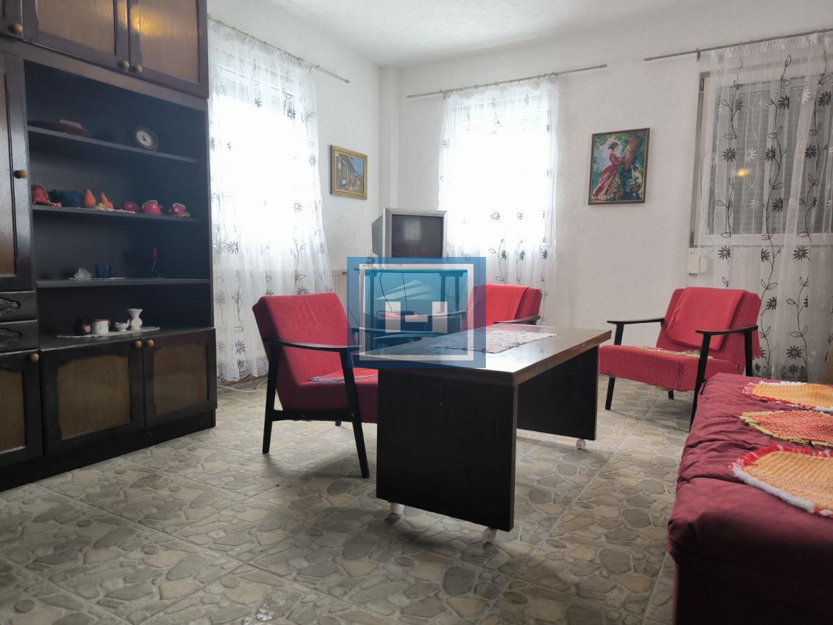 Vikendica sa velikim dvorištem i pomoćnim objektima u srcu Ravne Reke 2