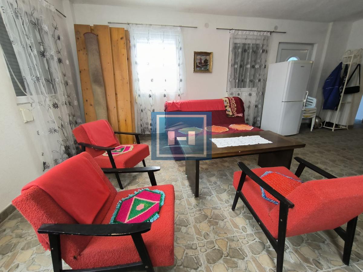 Vikendica sa velikim dvorištem i pomoćnim objektima u srcu Ravne Reke 3