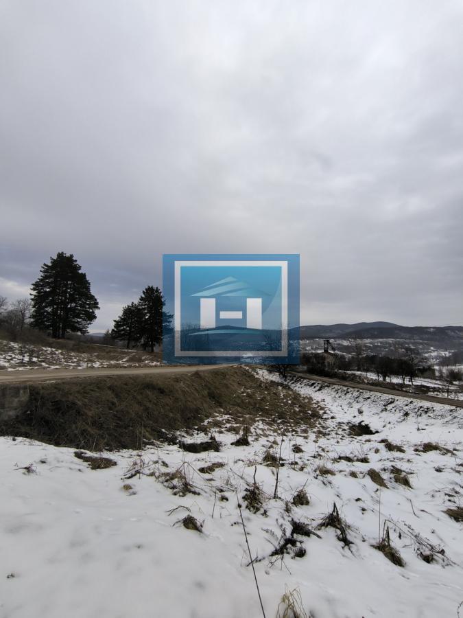 Vikendica sa velikim dvorištem i pomoćnim objektima u srcu Ravne Reke 44