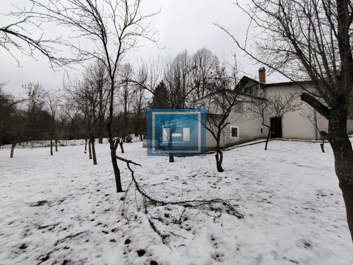 Vikendica sa velikim dvorištem i pomoćnim objektima u srcu Ravne Reke 45