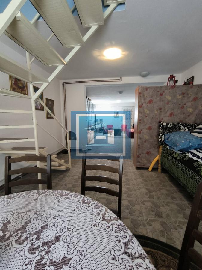 Vikendica sa velikim dvorištem i pomoćnim objektima u srcu Ravne Reke 46