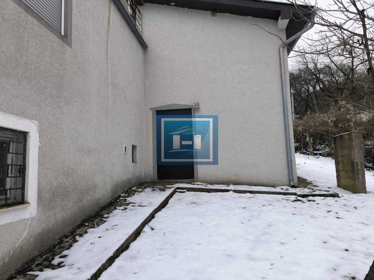 Vikendica sa velikim dvorištem i pomoćnim objektima u srcu Ravne Reke 17