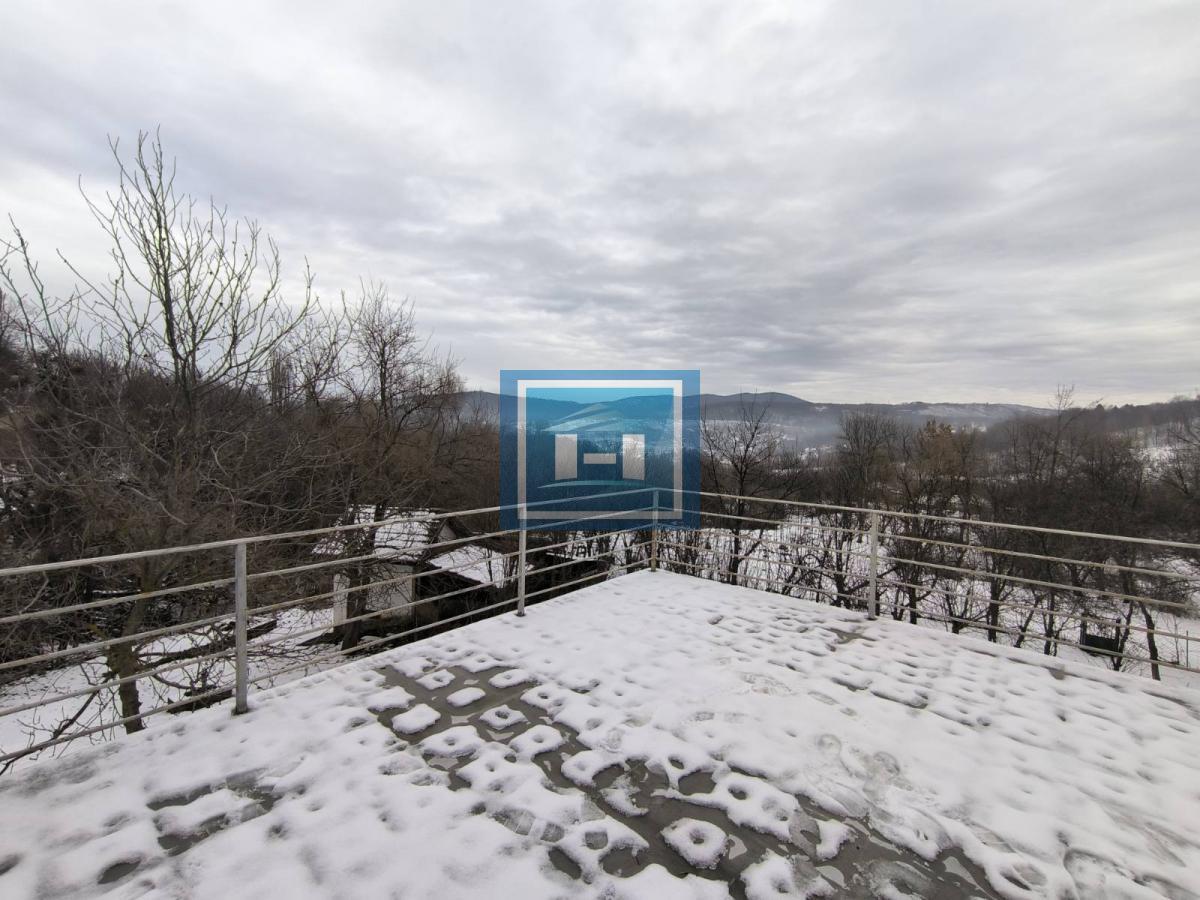 Vikendica sa velikim dvorištem i pomoćnim objektima u srcu Ravne Reke 20