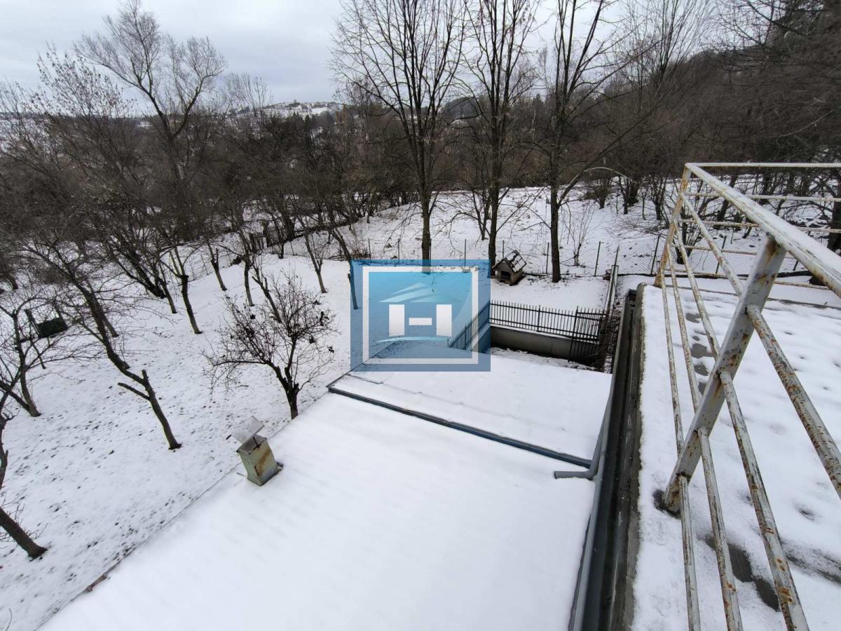 Vikendica sa velikim dvorištem i pomoćnim objektima u srcu Ravne Reke 21