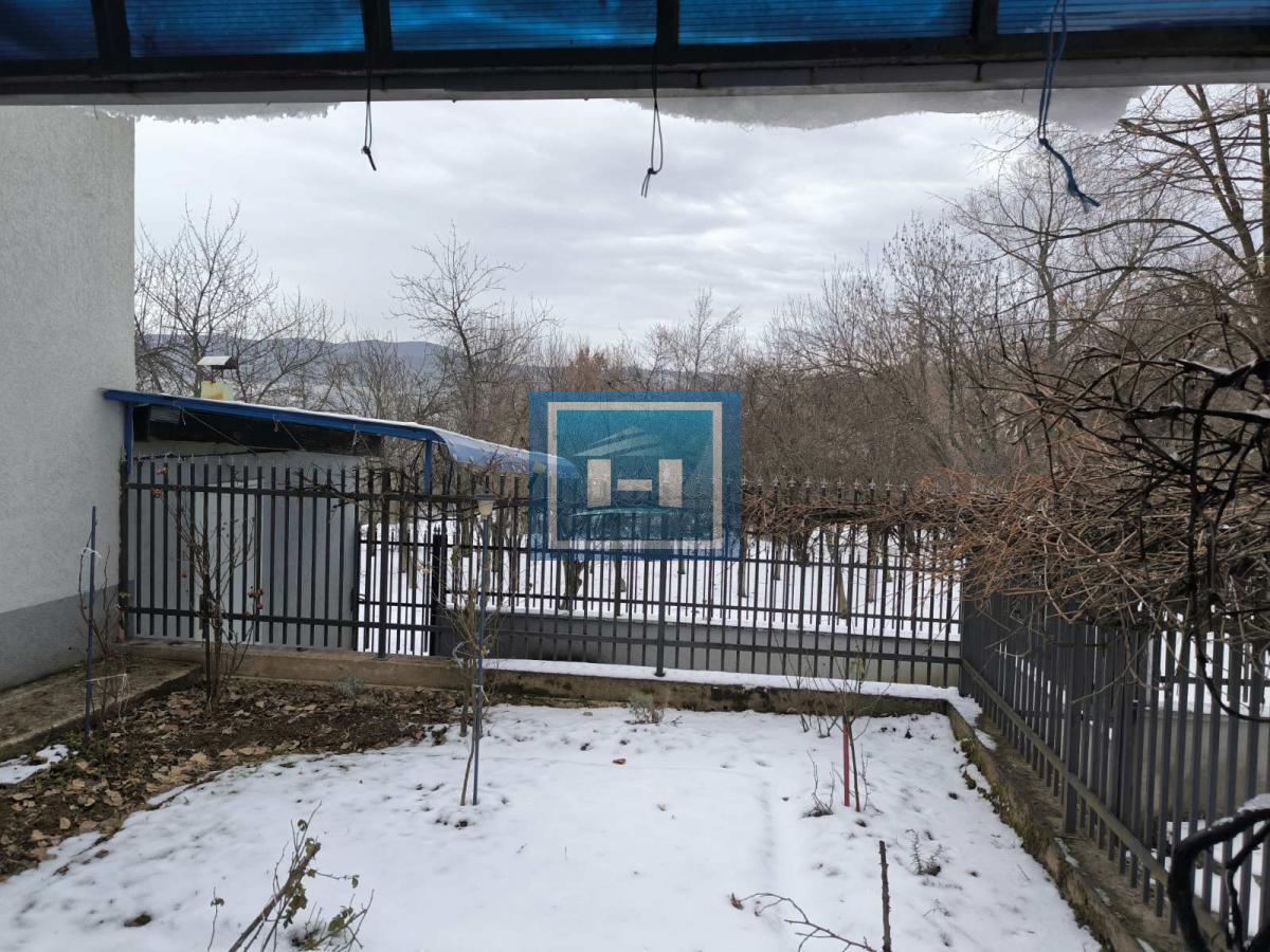 Vikendica sa velikim dvorištem i pomoćnim objektima u srcu Ravne Reke 32