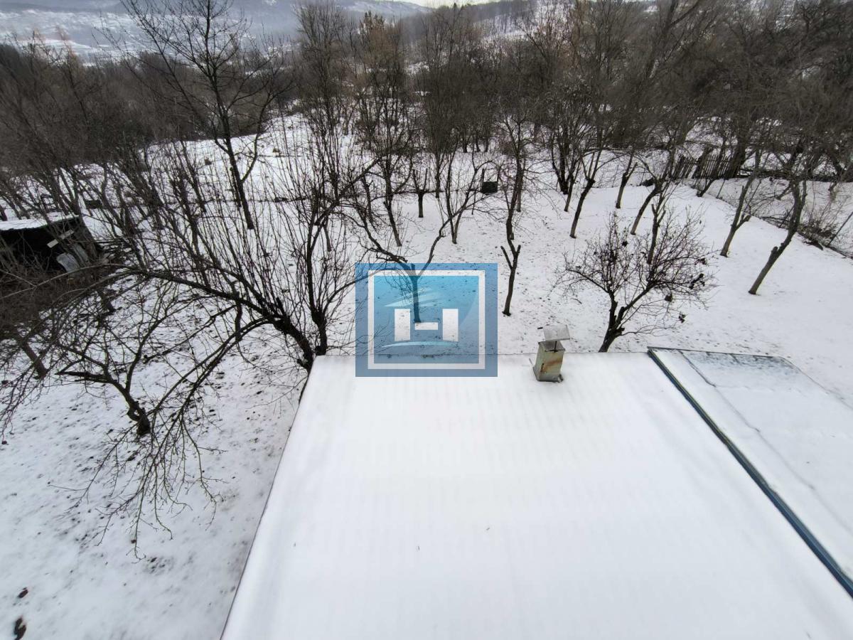 Vikendica sa velikim dvorištem i pomoćnim objektima u srcu Ravne Reke 33