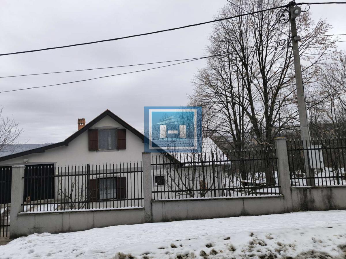 Vikendica sa velikim dvorištem i pomoćnim objektima u srcu Ravne Reke 24