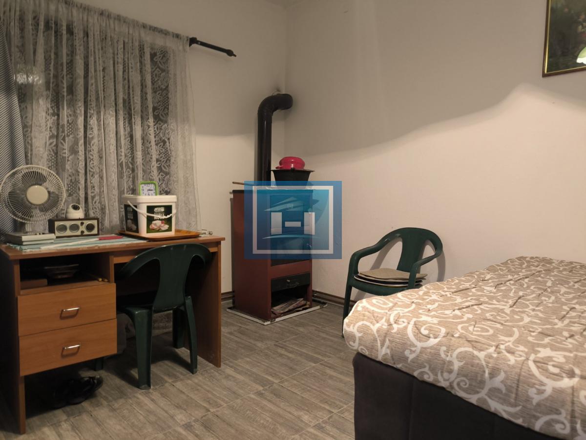 Vikendica sa velikim dvorištem i pomoćnim objektima u srcu Ravne Reke 25