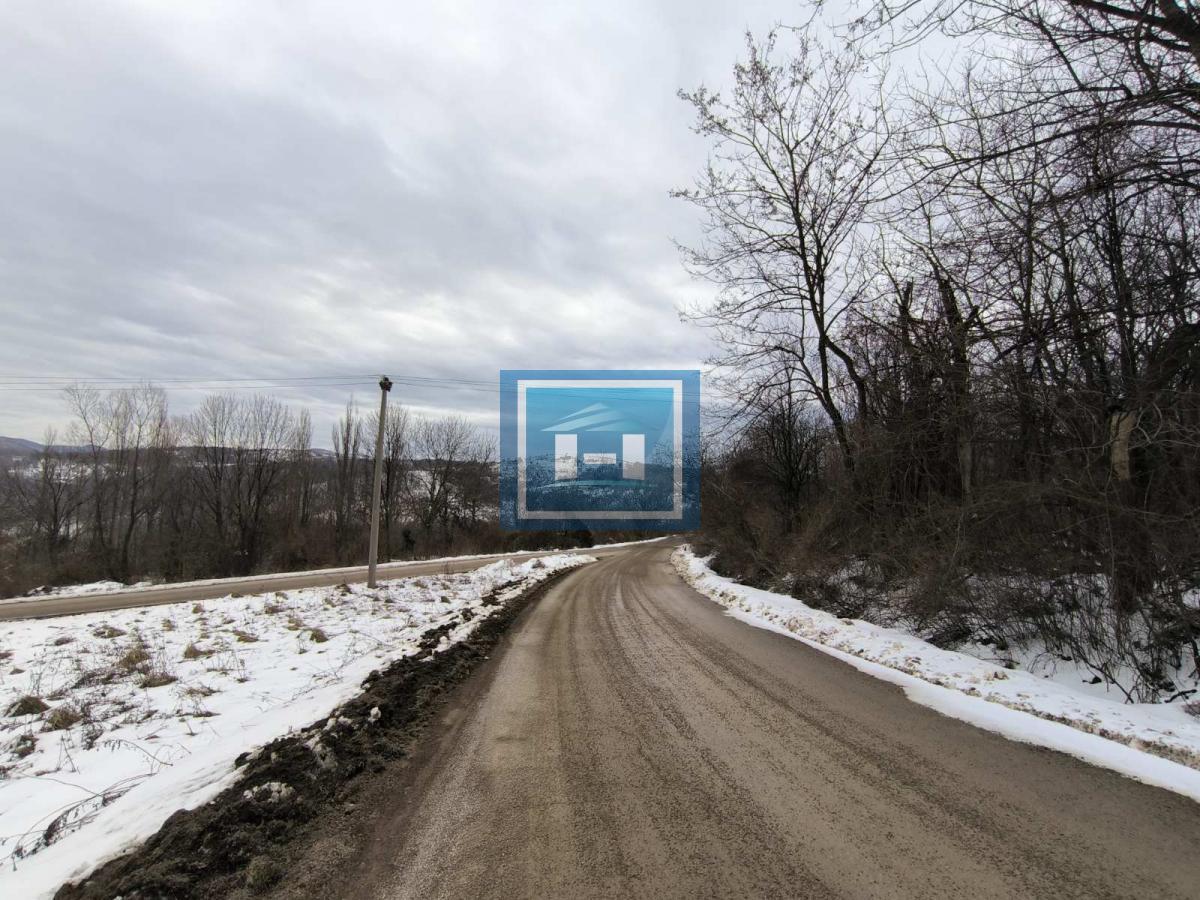 Vikendica sa velikim dvorištem i pomoćnim objektima u srcu Ravne Reke 26