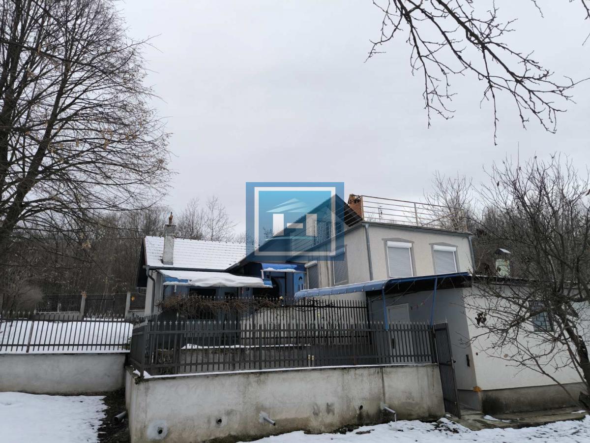 Vikendica sa velikim dvorištem i pomoćnim objektima u srcu Ravne Reke 29