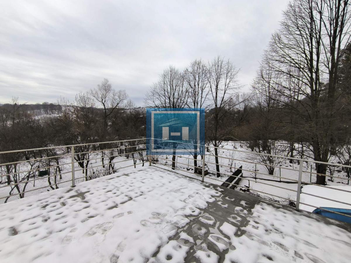 Vikendica sa velikim dvorištem i pomoćnim objektima u srcu Ravne Reke 30