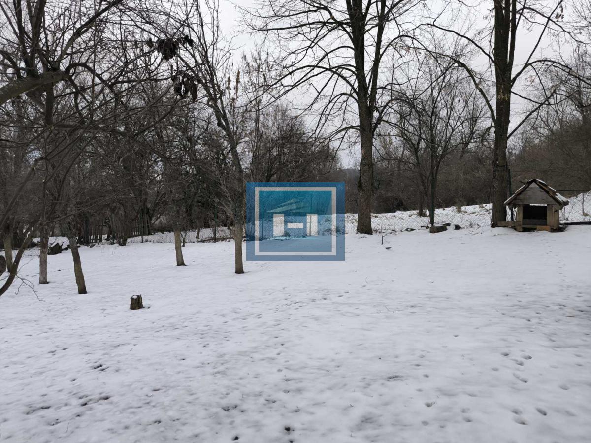 Vikendica sa velikim dvorištem i pomoćnim objektima u srcu Ravne Reke 37