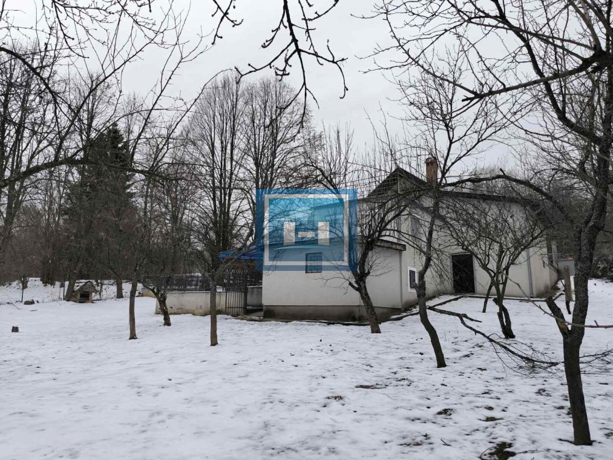 Vikendica sa velikim dvorištem i pomoćnim objektima u srcu Ravne Reke 39