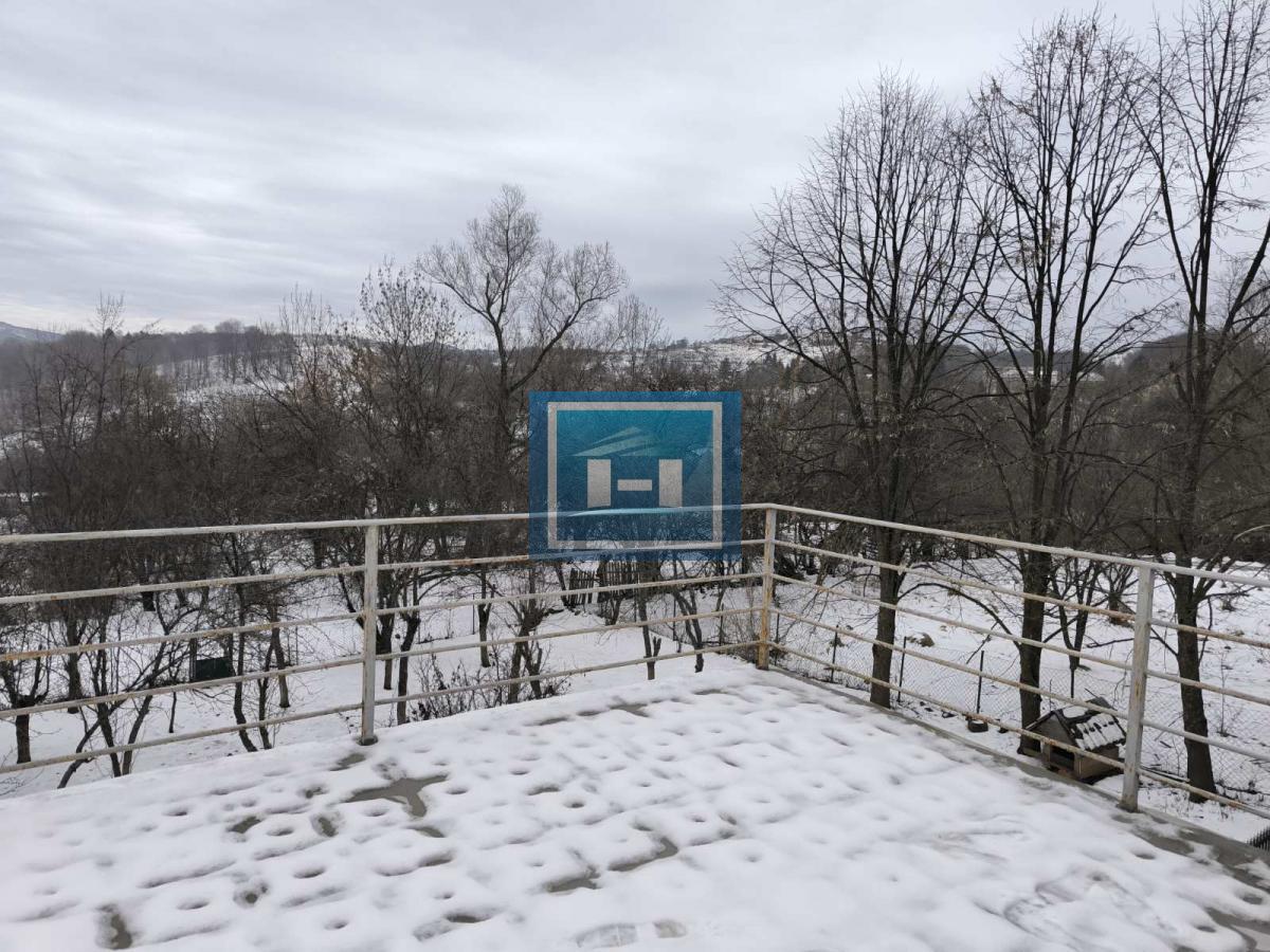 Vikendica sa velikim dvorištem i pomoćnim objektima u srcu Ravne Reke 40