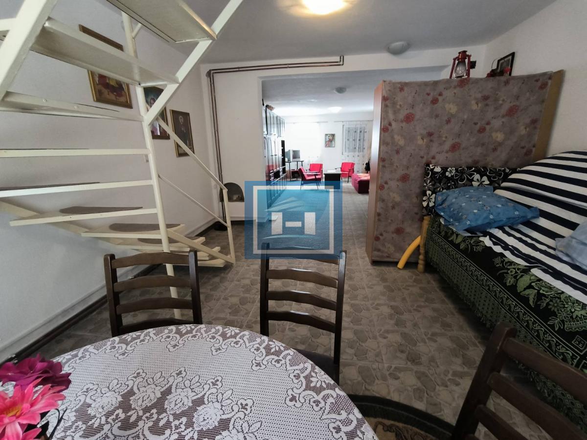 Vikendica sa velikim dvorištem i pomoćnim objektima u srcu Ravne Reke 10