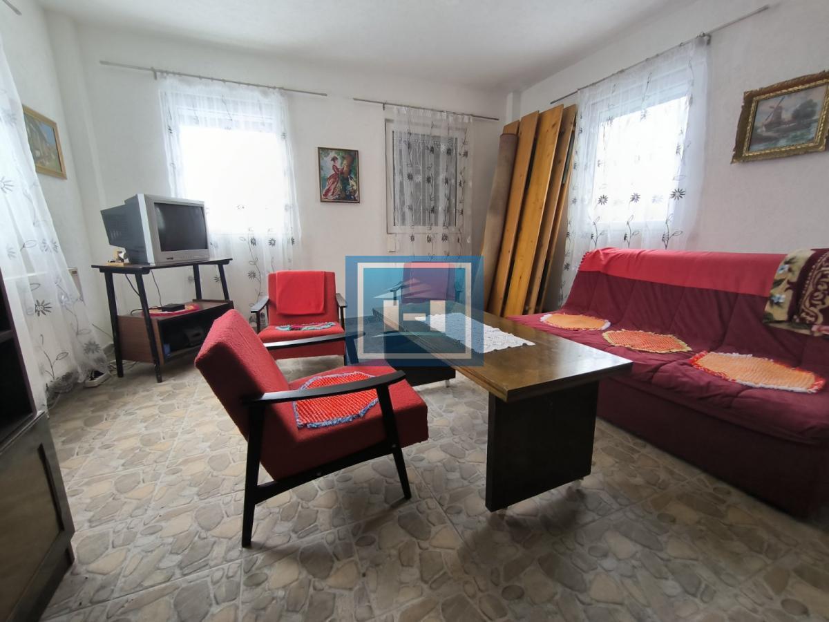 Vikendica sa velikim dvorištem i pomoćnim objektima u srcu Ravne Reke 4