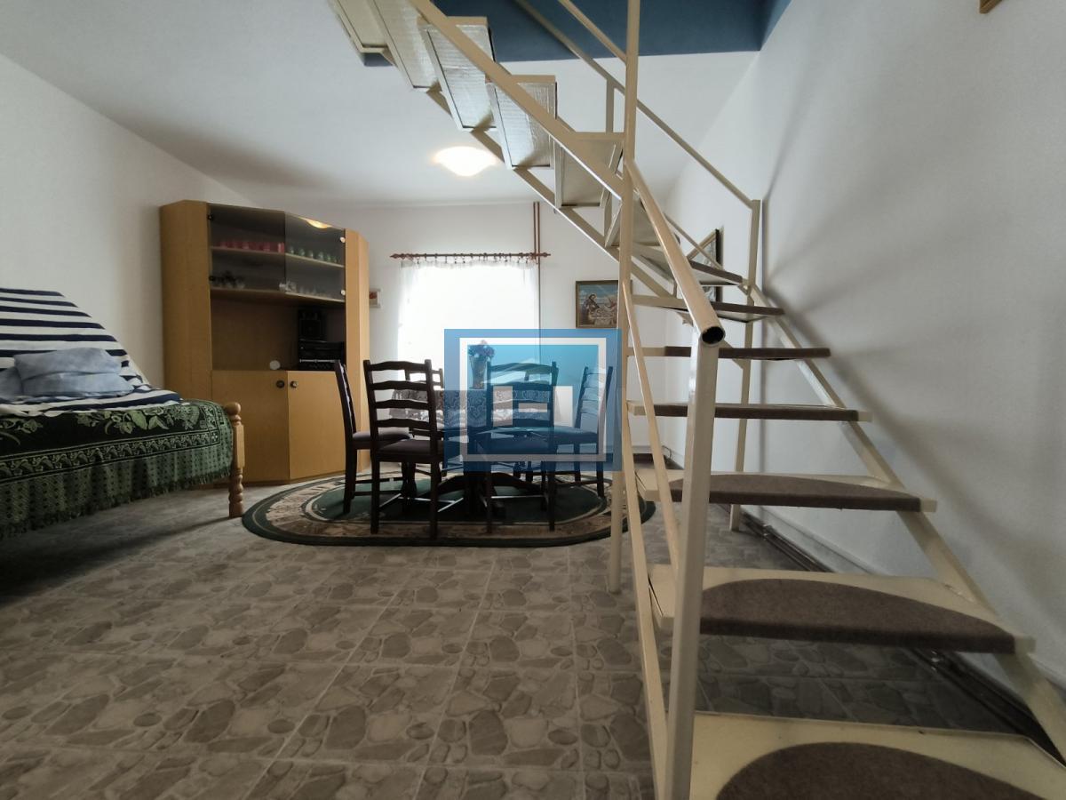 Vikendica sa velikim dvorištem i pomoćnim objektima u srcu Ravne Reke 8