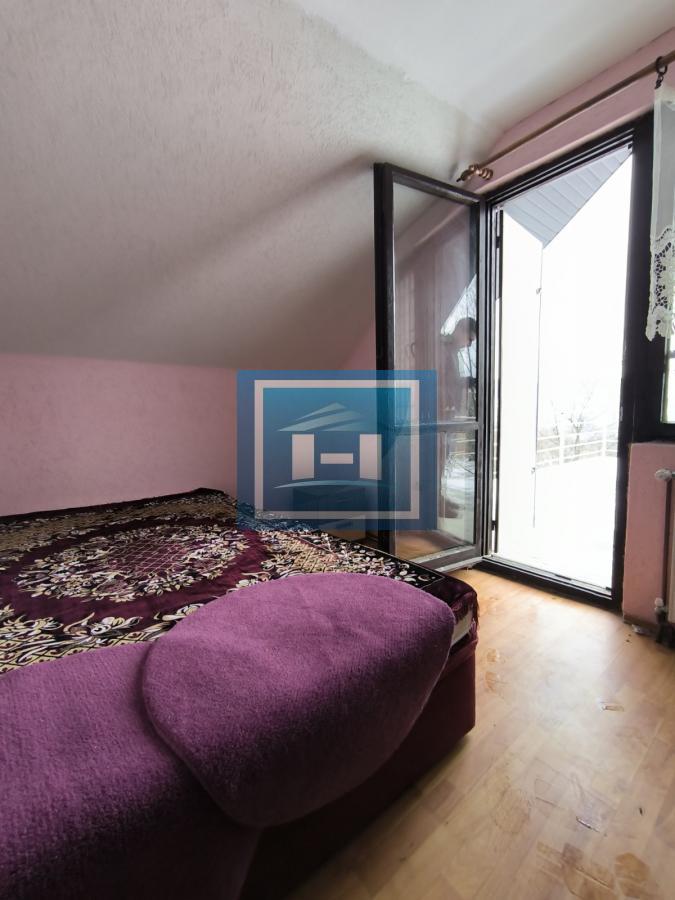 Vikendica sa velikim dvorištem i pomoćnim objektima u srcu Ravne Reke 9