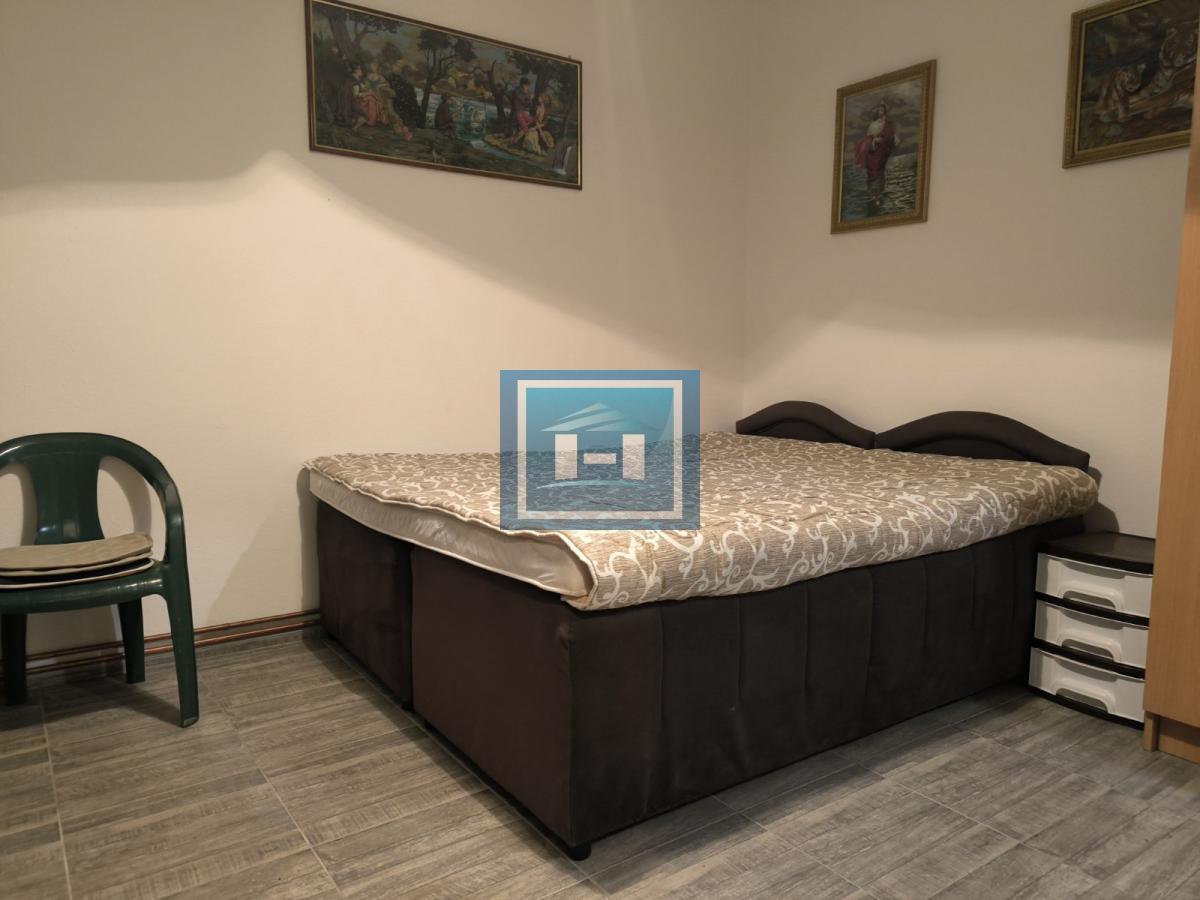 Vikendica sa velikim dvorištem i pomoćnim objektima u srcu Ravne Reke 11