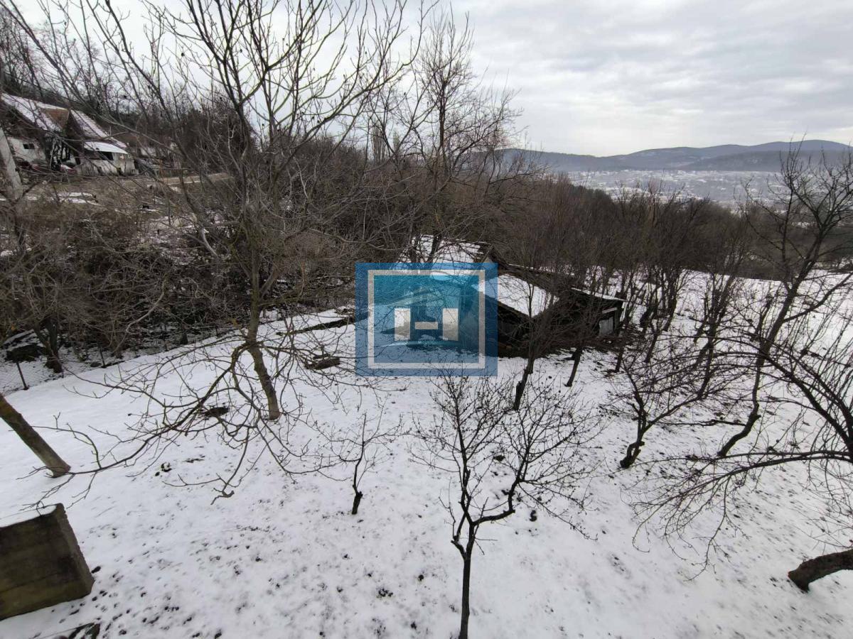 Vikendica sa velikim dvorištem i pomoćnim objektima u srcu Ravne Reke 12