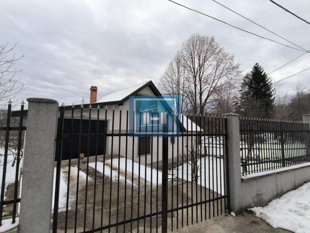 Vikendica sa velikim dvorištem i pomoćnim objektima u srcu Ravne Reke 13