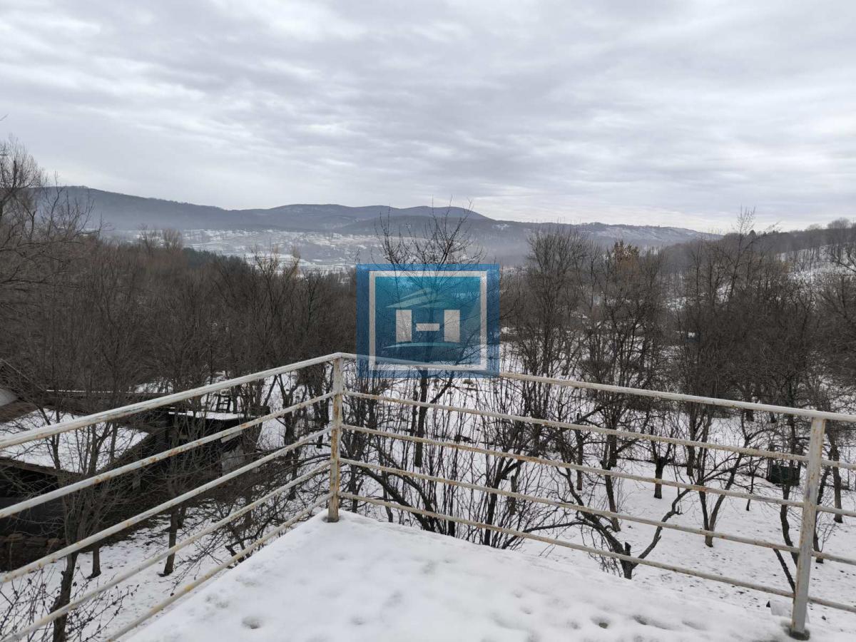 Vikendica sa velikim dvorištem i pomoćnim objektima u srcu Ravne Reke 14