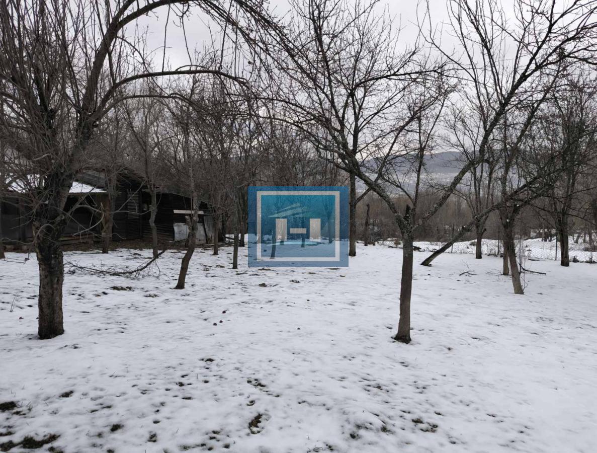 Vikendica sa velikim dvorištem i pomoćnim objektima u srcu Ravne Reke 15