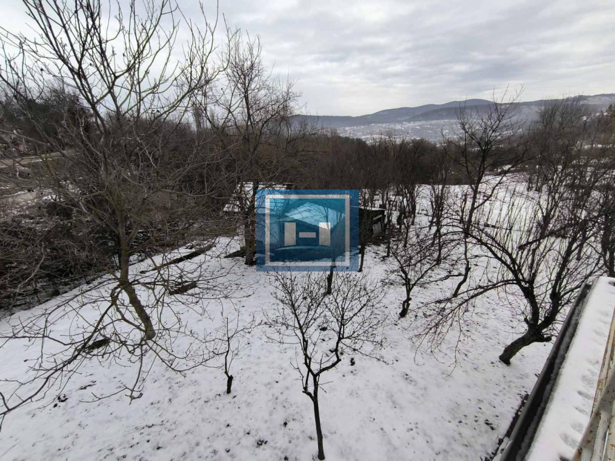 Vikendica sa velikim dvorištem i pomoćnim objektima u srcu Ravne Reke 16