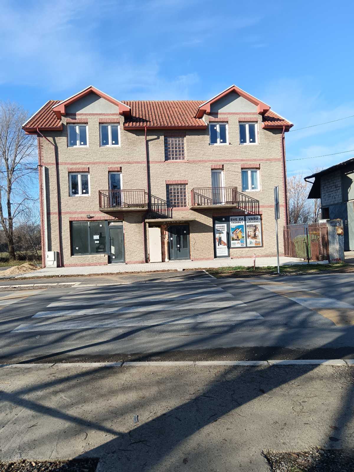 Zgrada sa placem od 61ar u Surcinu 2