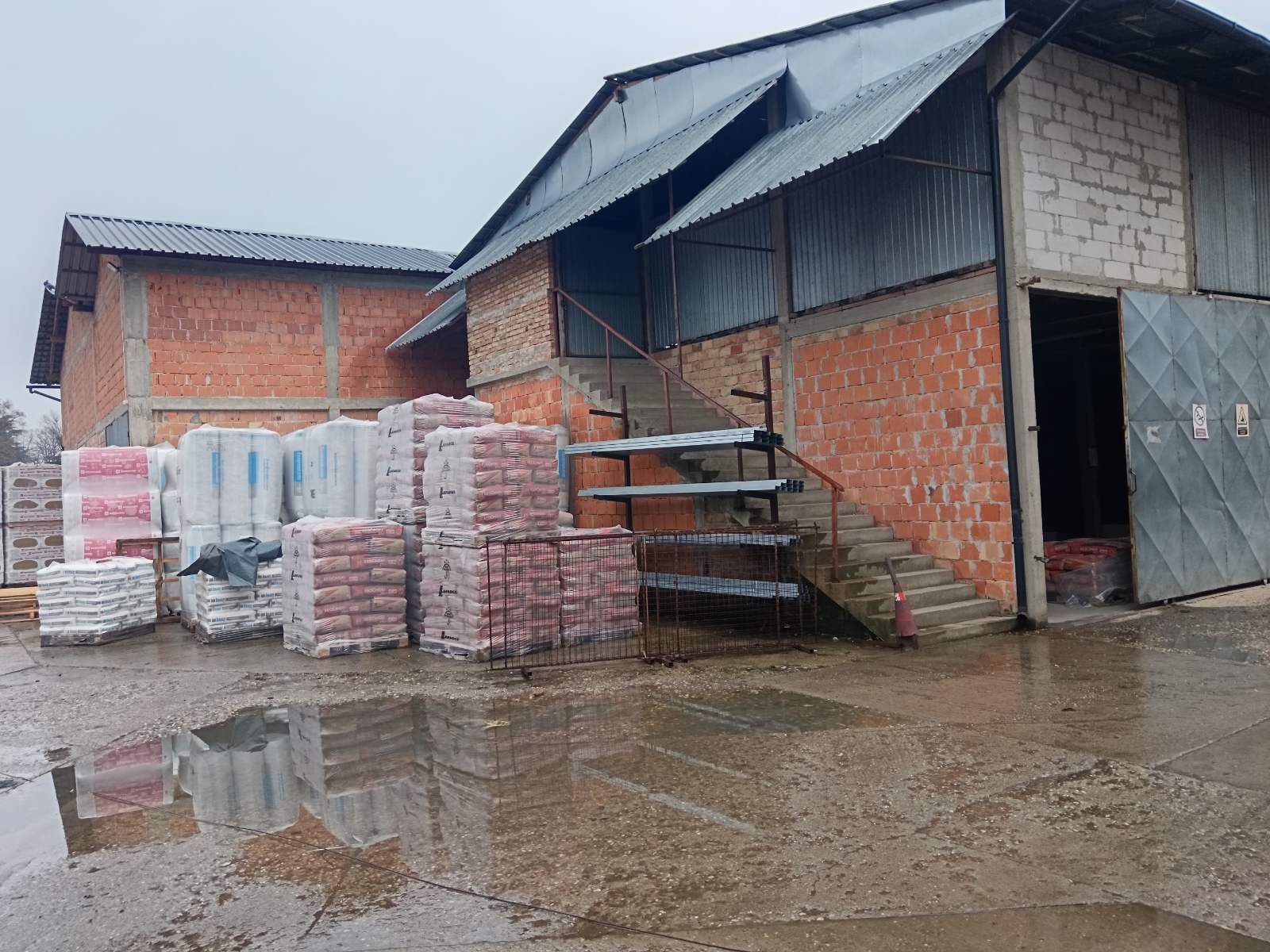 Zgrada sa placem od 61ar u Surcinu 3