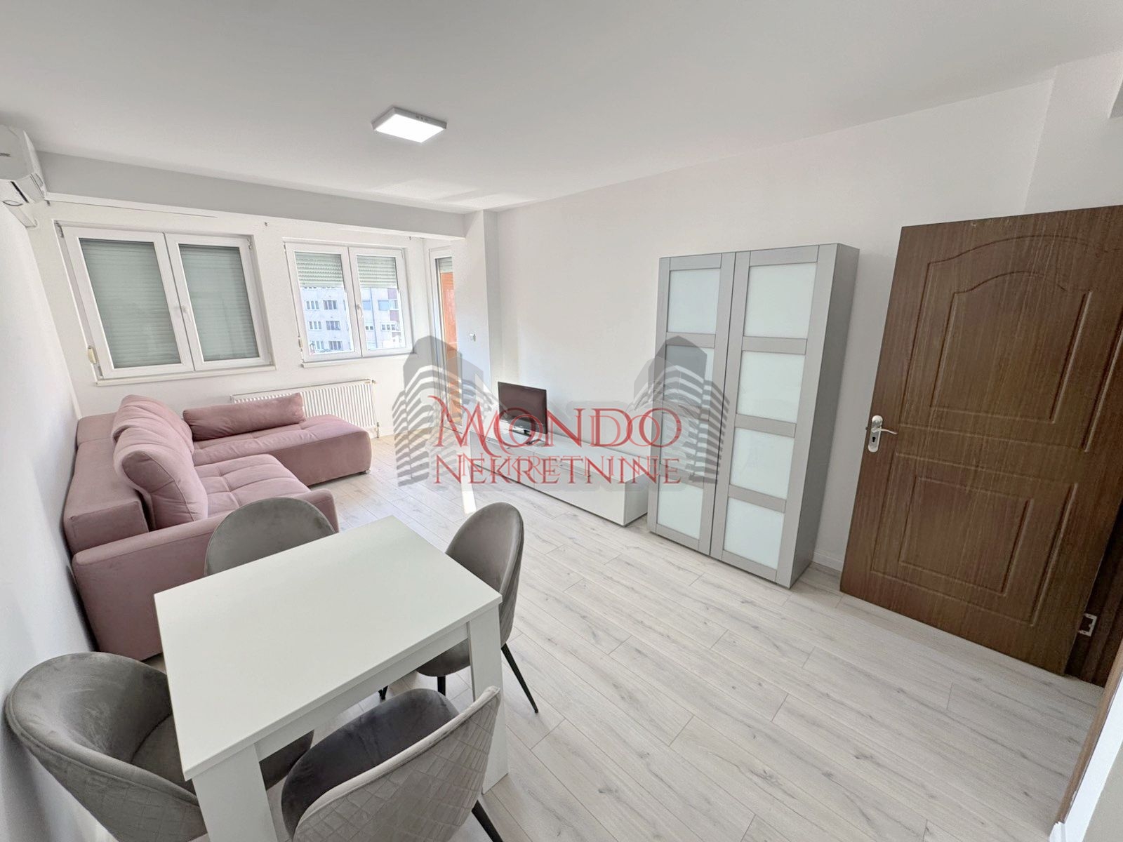 Jednoiposoban stan u samom centru nedaleko od parka Cair, novogradnja! 2