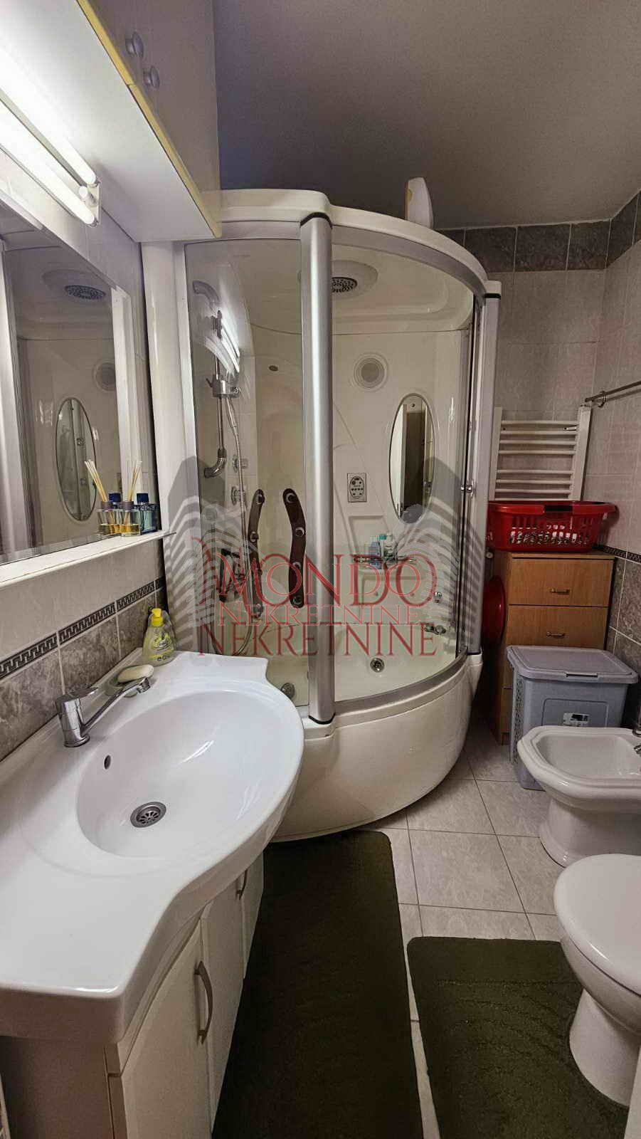 Trosoban stan 78m2 u poslovnom komplesu Magdon. 19