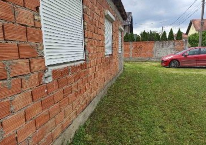 Prodajem kucu u Veterniku 3