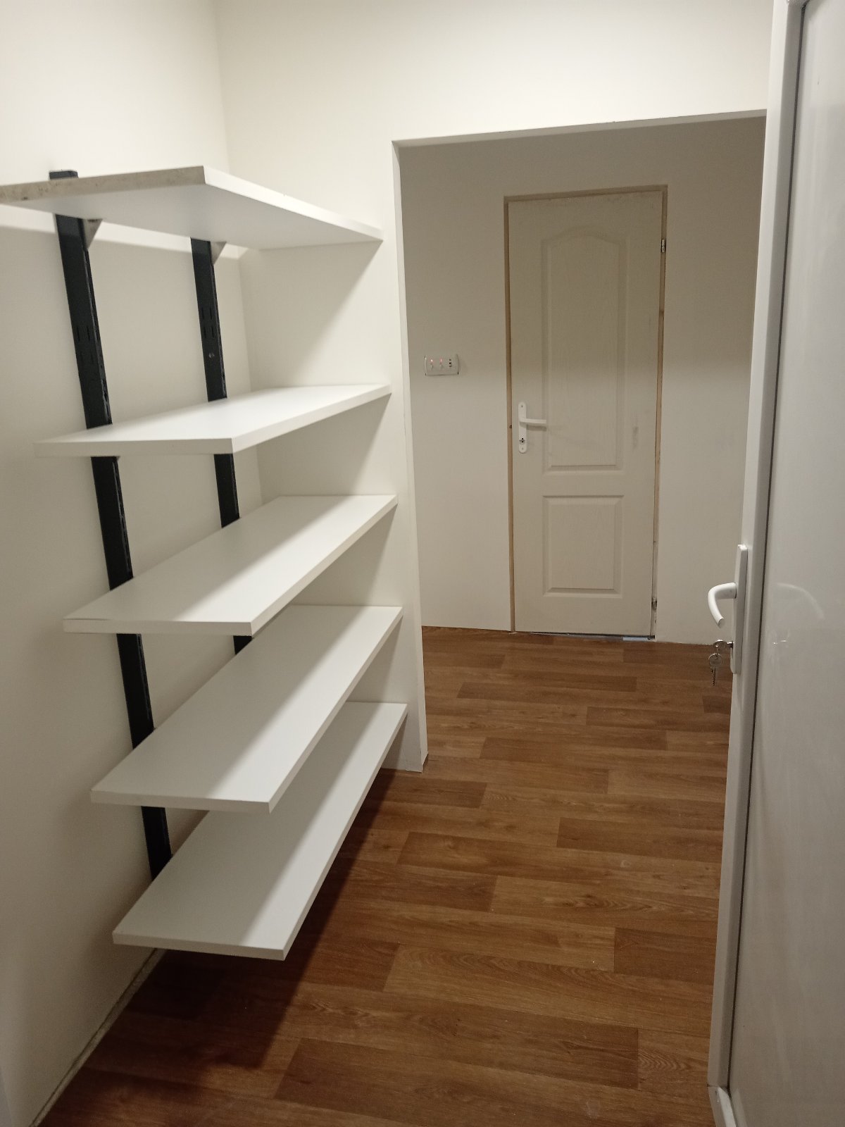 Izdajem smestaj za radnike Dobanovci 5