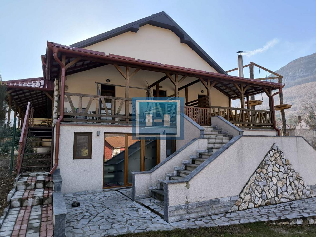 Predivan kompleks od 1000m2 u podnožju Rtnja na prodaju 1