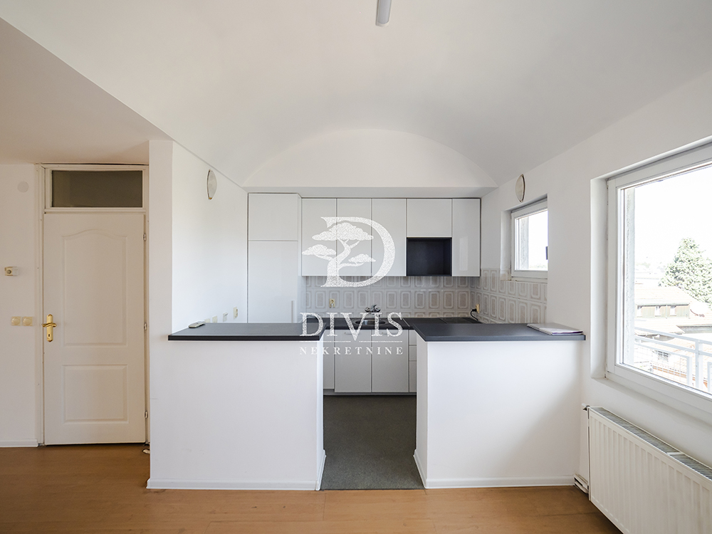 Prodajemo 4 0 stan  176m2  Esad Pašina  kod bioskopa Voždovac 2