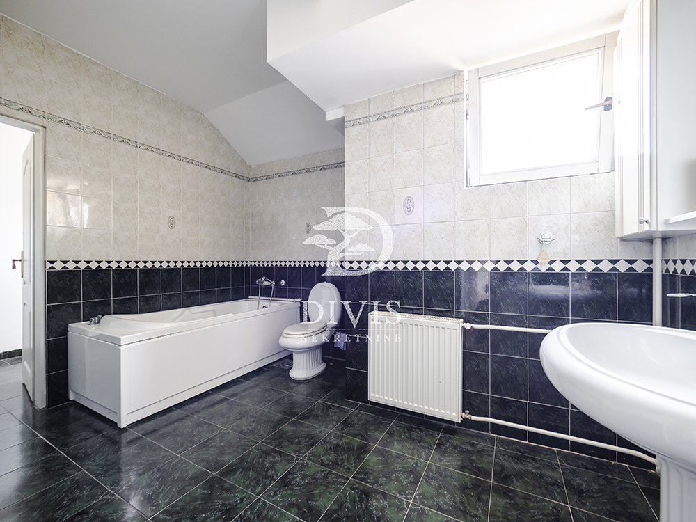 Prodajemo 4 0 stan  176m2  Esad Pašina  kod bioskopa Voždovac 5