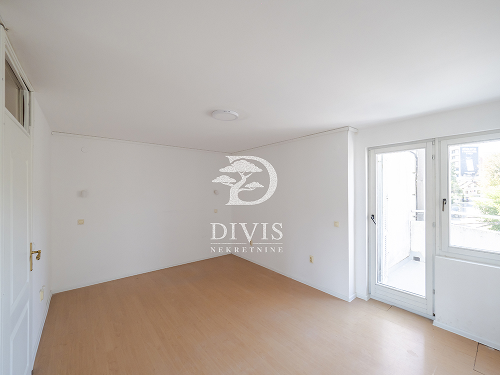 Prodajemo 4 0 stan  176m2  Esad Pašina  kod bioskopa Voždovac 4