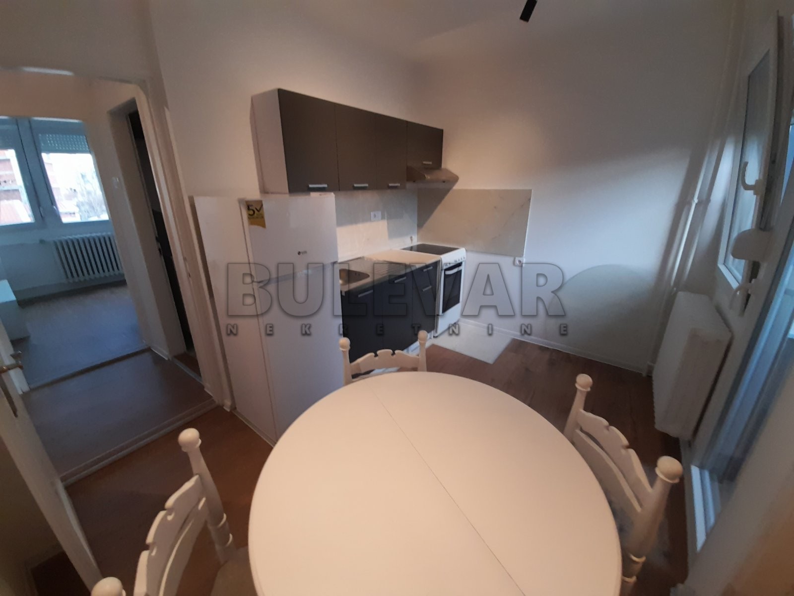 Trosoban stan, 63 m2, Čair, Cara Dušana ID: i-013282 5