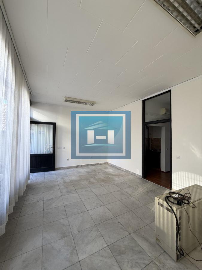 Na prodaju lokal u centru Ćuprije – idealan za vaš biznis! 4