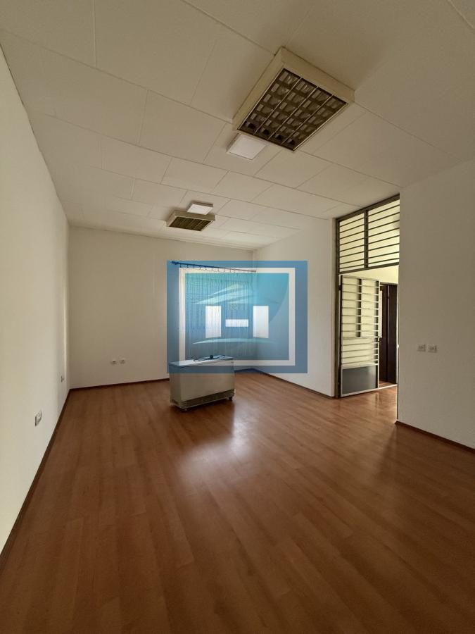 Na prodaju lokal u centru Ćuprije – idealan za vaš biznis! 8