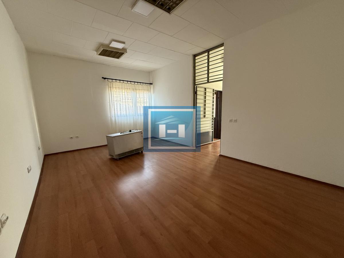 Na prodaju lokal u centru Ćuprije – idealan za vaš biznis! 9