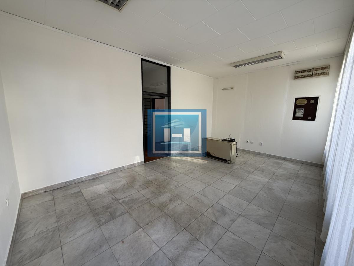 Na prodaju lokal u centru Ćuprije – idealan za vaš biznis! 2