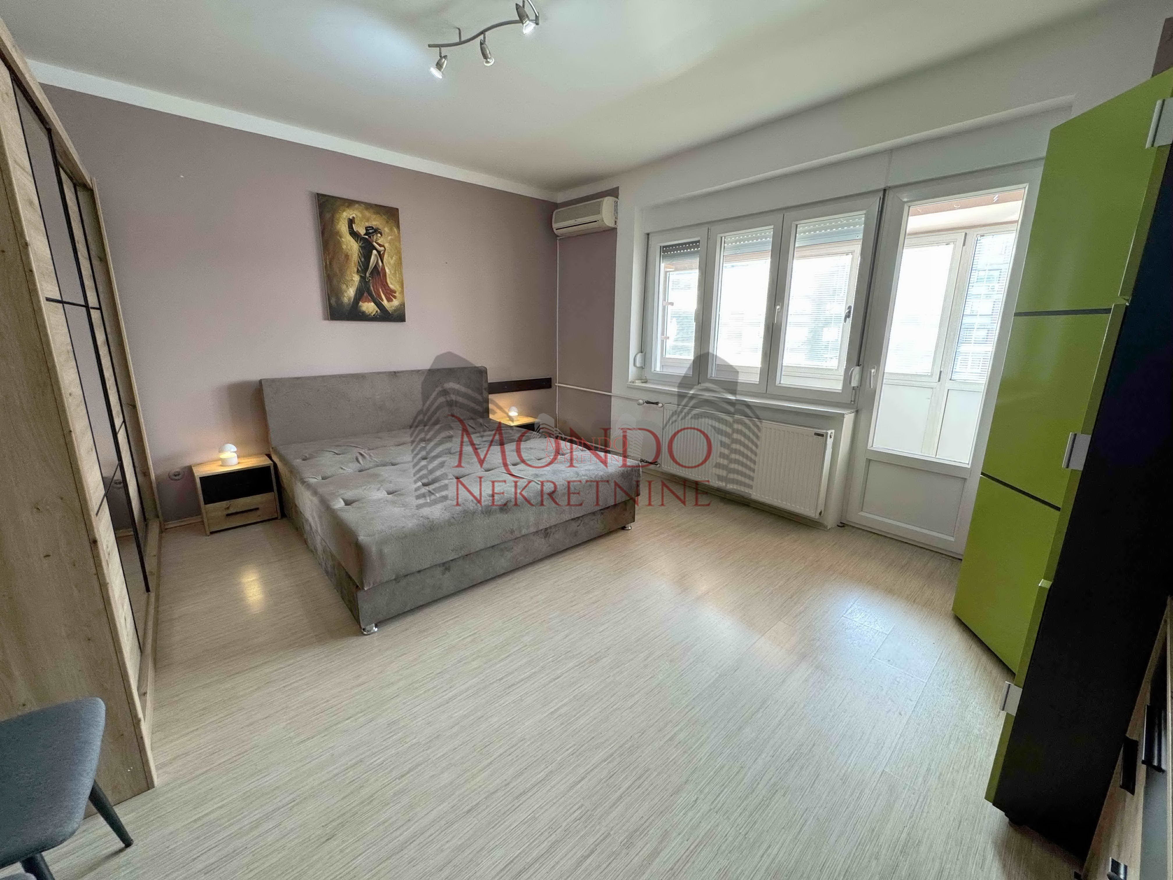 Dvosoban stan u samom centru grada, Trg Pavla Stojkovica 7