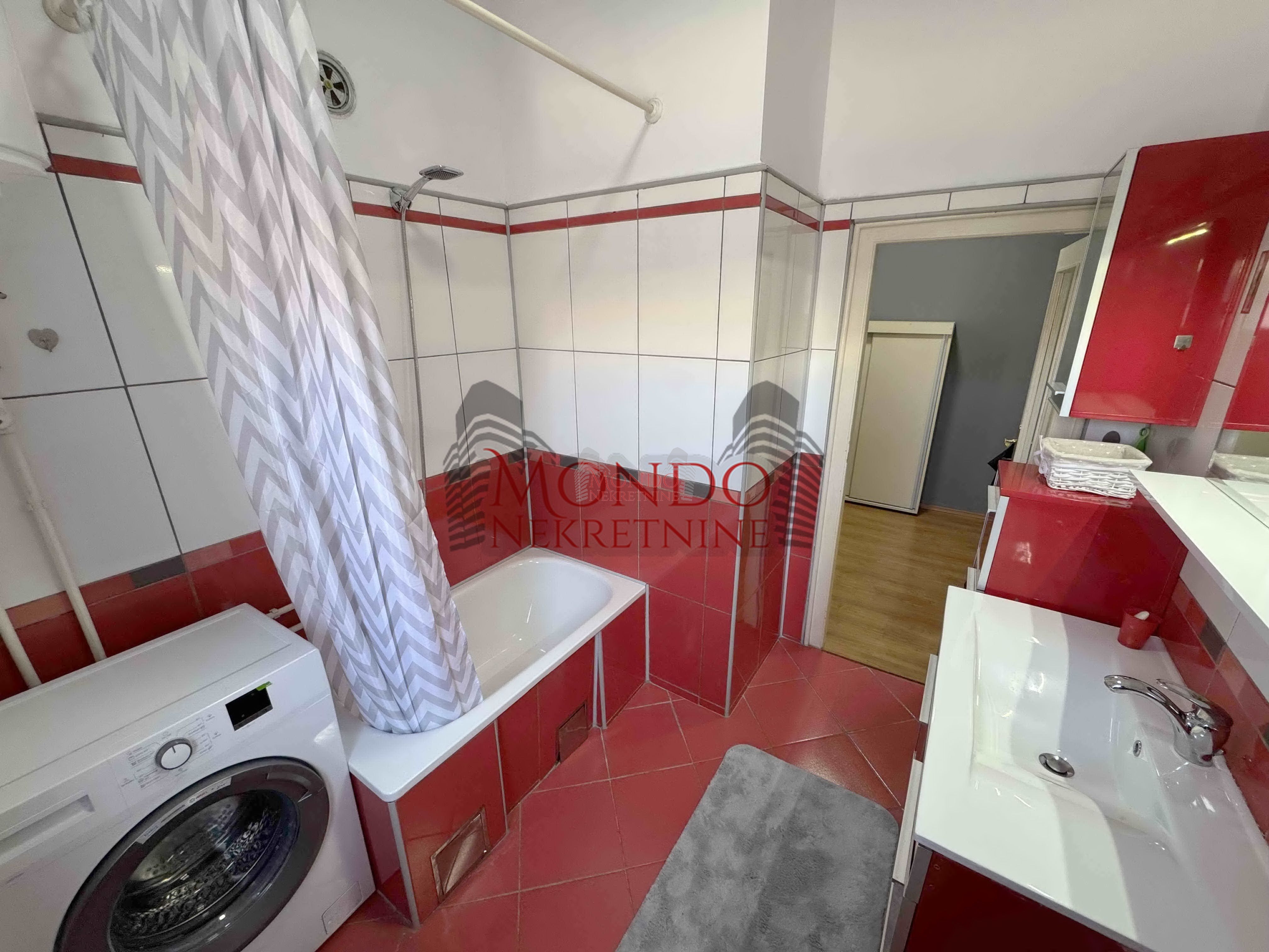 Dvosoban stan u samom centru grada, Trg Pavla Stojkovica 13