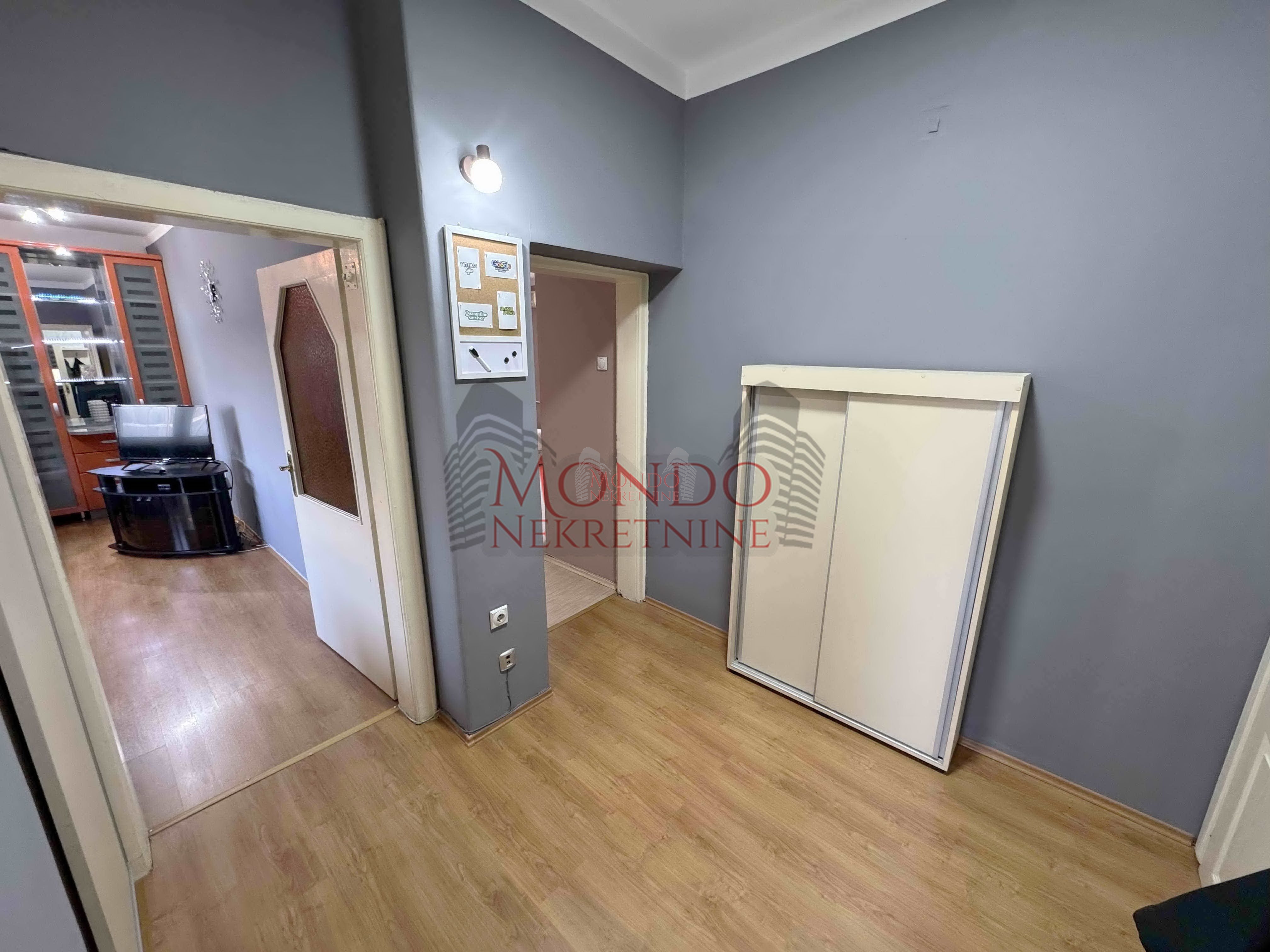 Dvosoban stan u samom centru grada, Trg Pavla Stojkovica 6