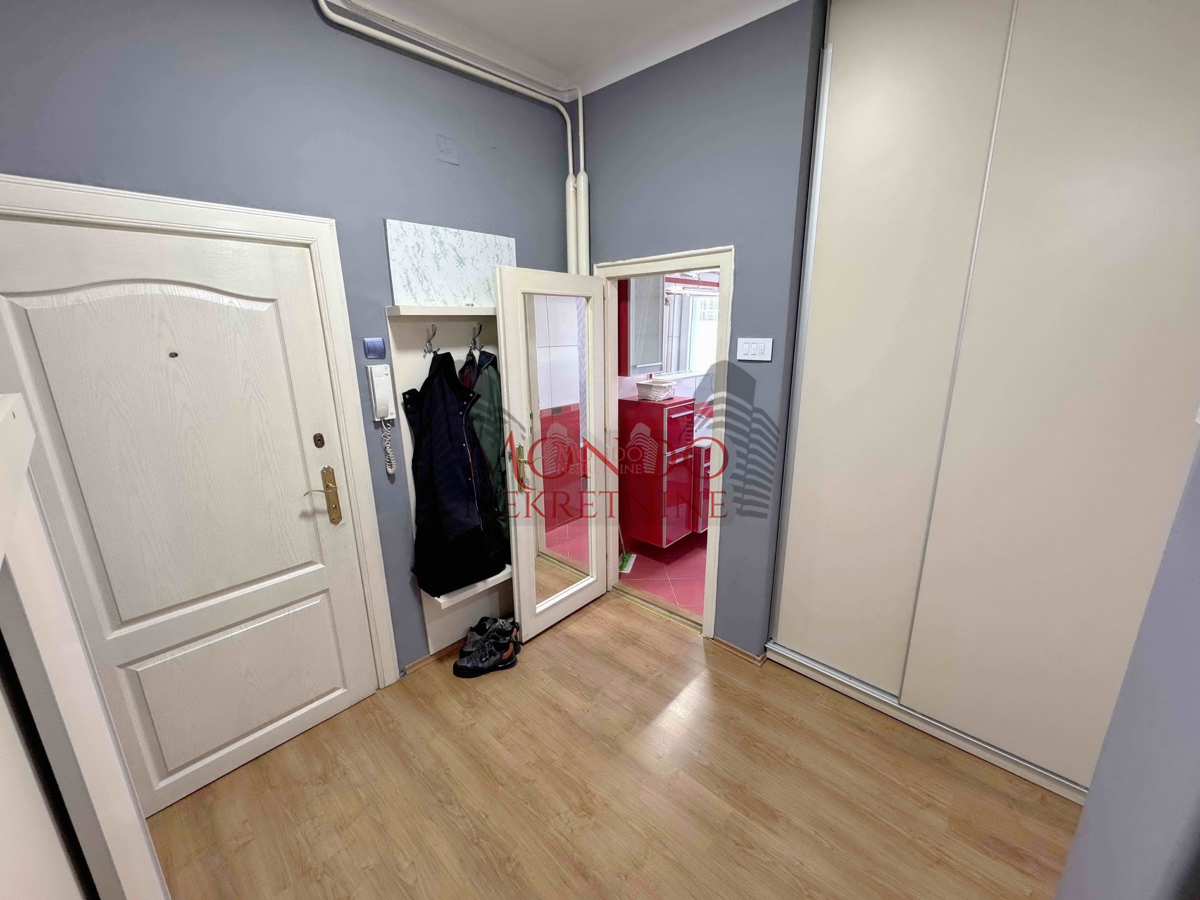 Dvosoban stan u samom centru grada, Trg Pavla Stojkovica 11