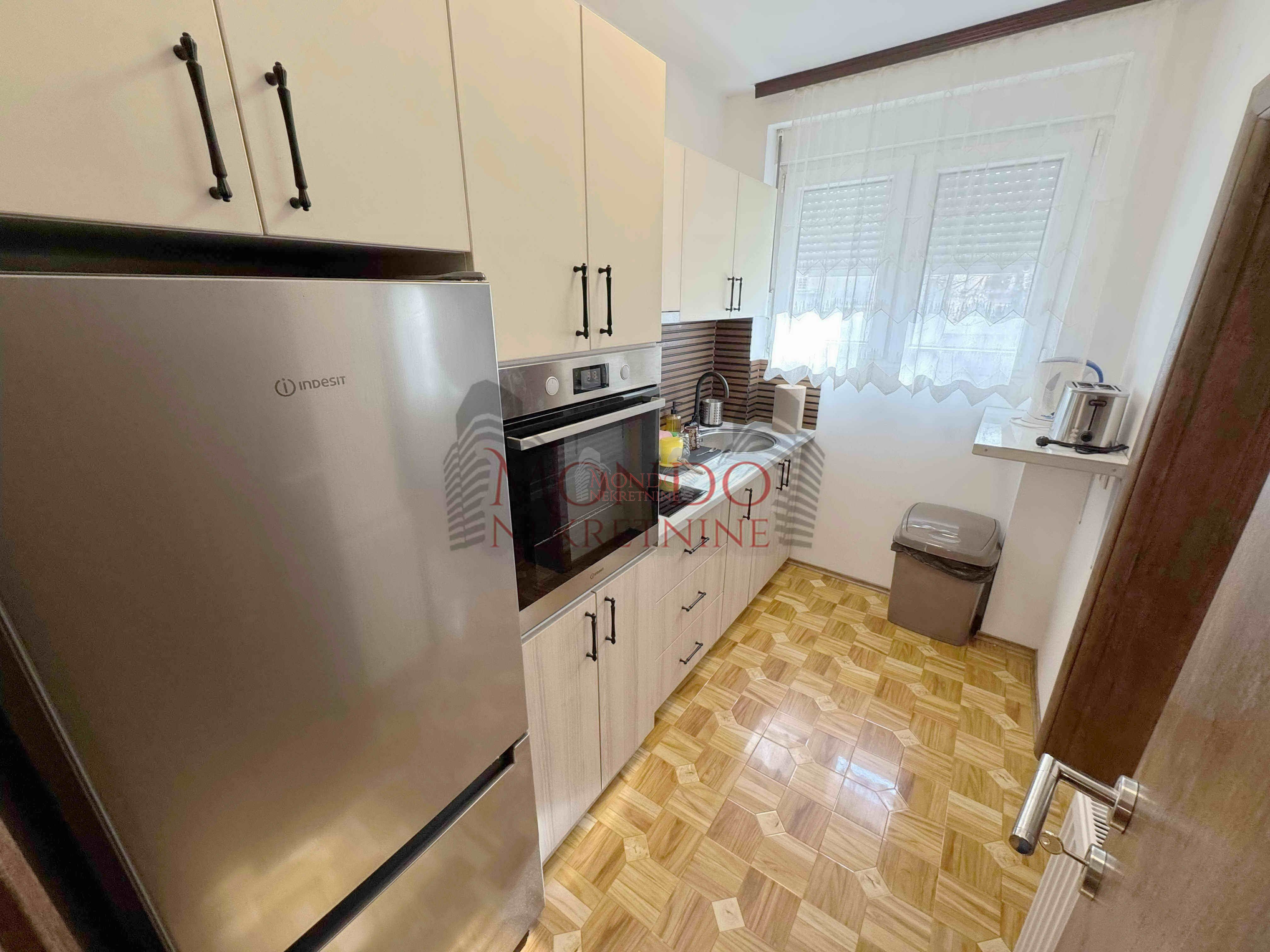 Dvosoban stan na Crvenom pevcu kod Anton pekare 5