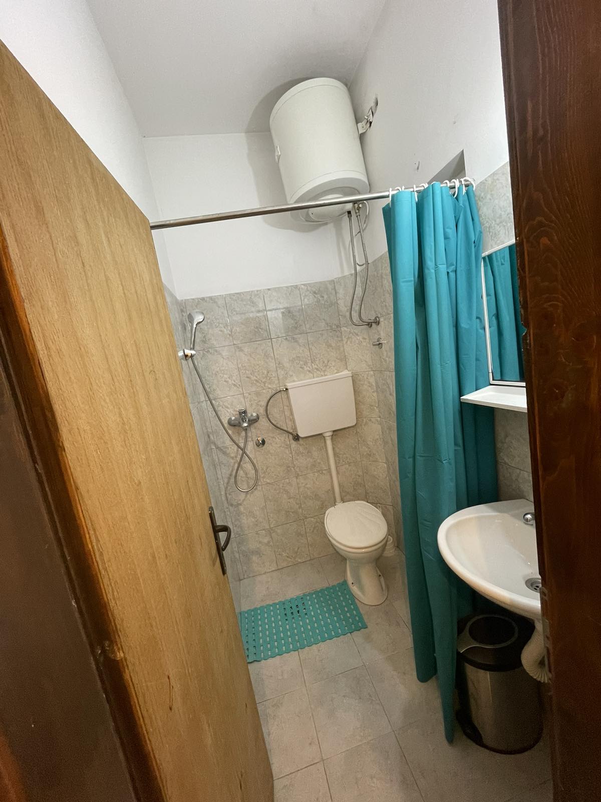 Izdajem smestaj za radnike Surcin 3